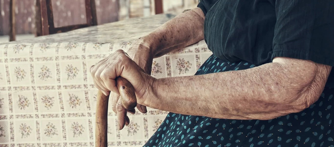 Kρήτη: 81χρονη ζήτησε να βγάλει φωτογραφία με τα εγγόνια της και μαζεύτηκαν...100 άτομα (φωτό)